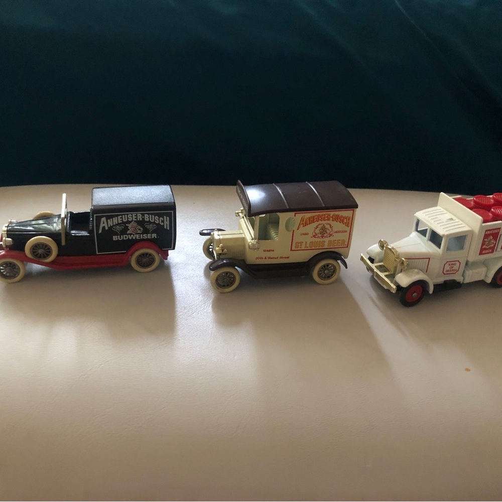 Budweiser Vintage Style Die-Cast Delivery Truck - Red & Cream 1979 Bundle 3 - Picture 7 of 11